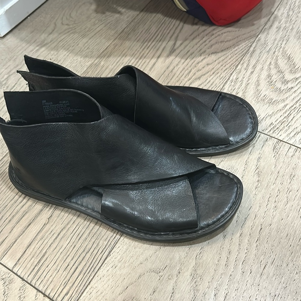 Leather sandals. Size 8